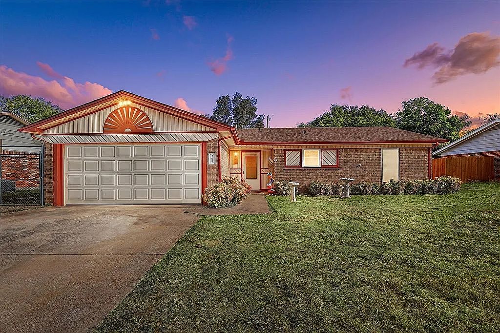 209 Hudson Ave, Crowley, TX 76036