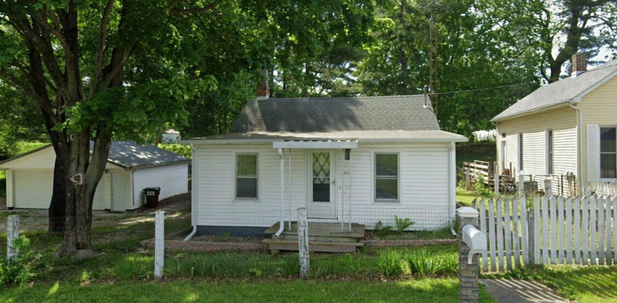 1011 S Cherokee St, Taylorville, IL 62568