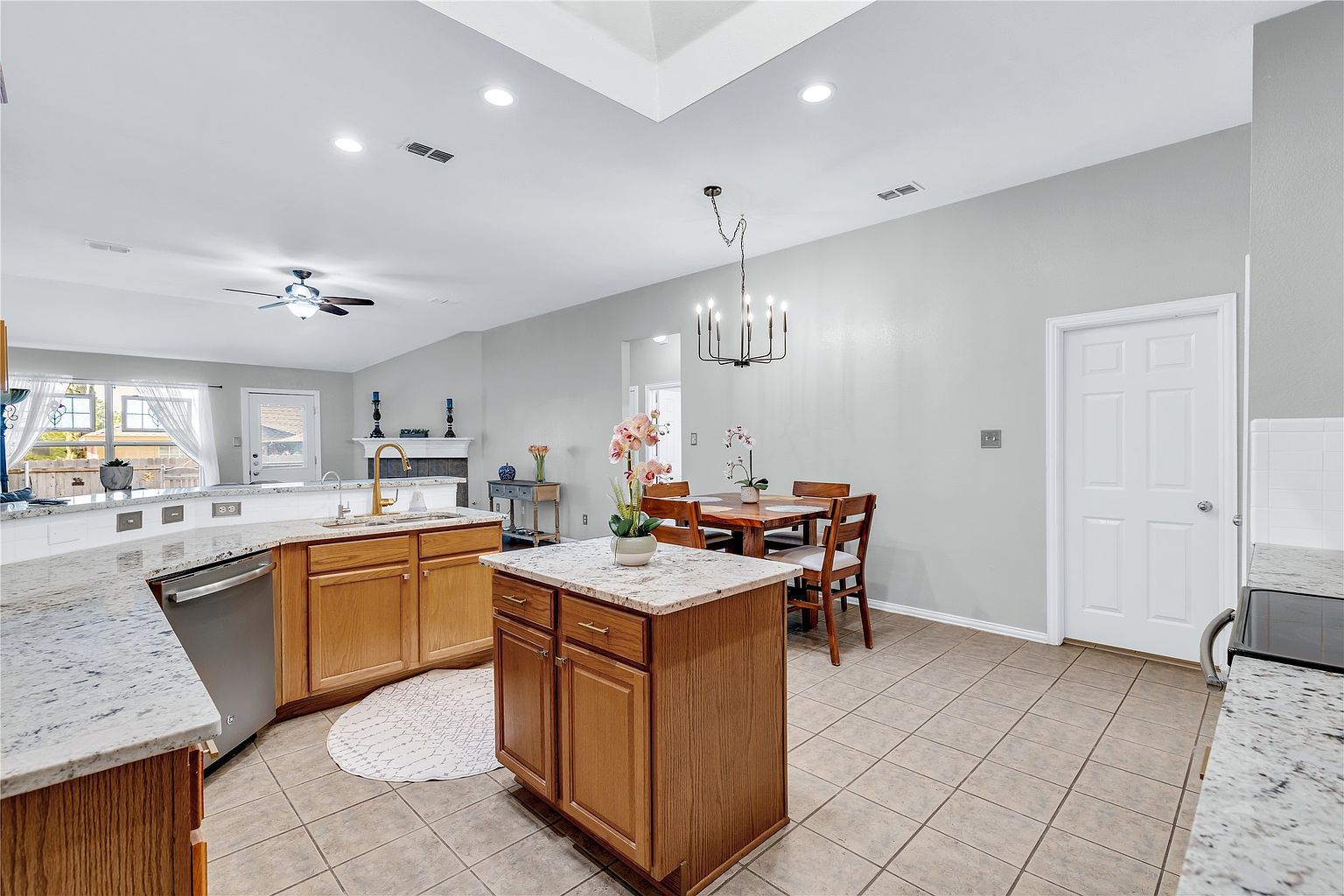 4-Bed Owner Finance Home in Saginaw in Saginaw, TX, owner financed with no credit check, photo 16 of 40