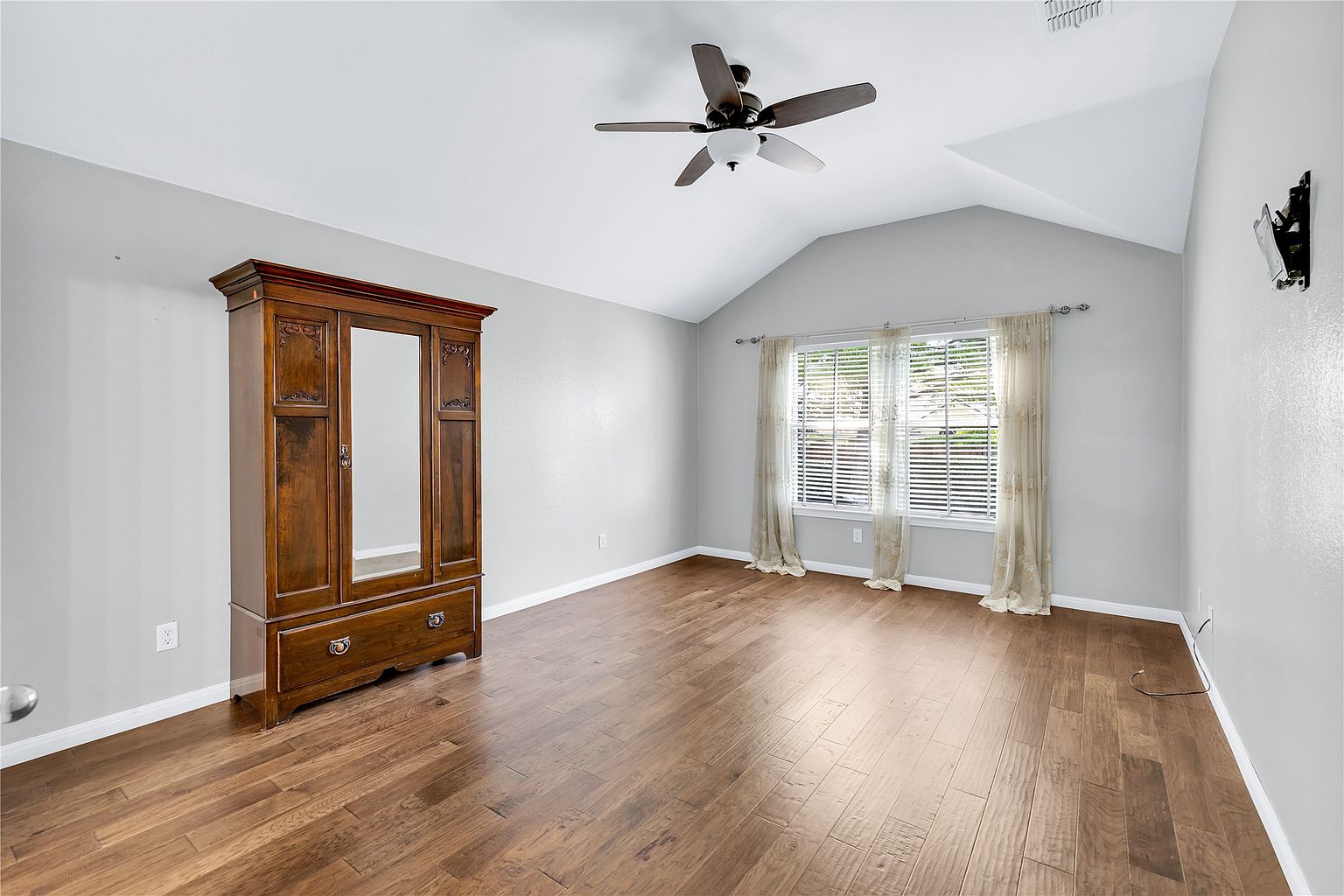 4-Bed Owner Finance Home in Saginaw in Saginaw, TX, owner financed with no credit check, photo 19 of 40